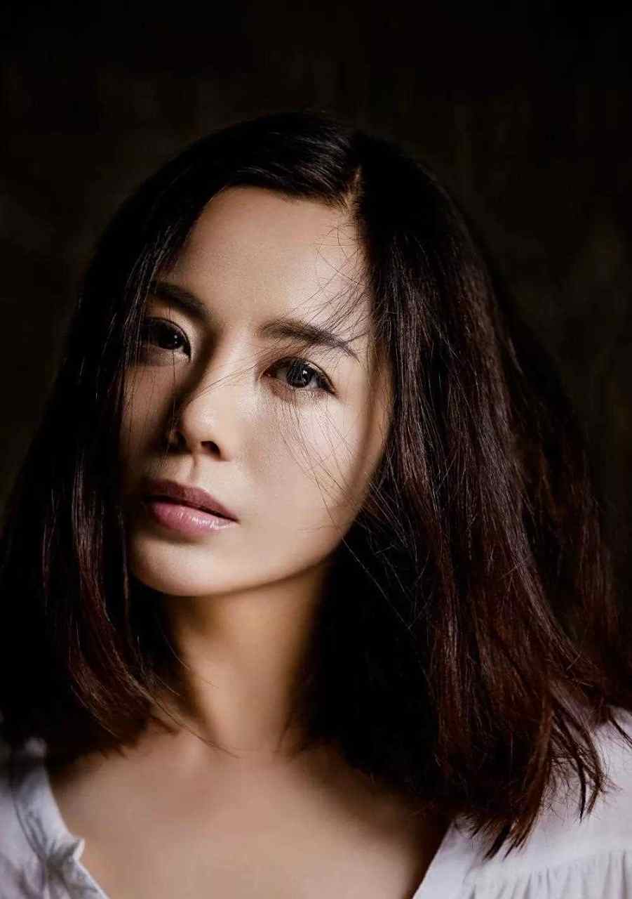 46岁的演员杨紫嫣,在社交平台晒照片,这照片真是无比的真实,丝没有修