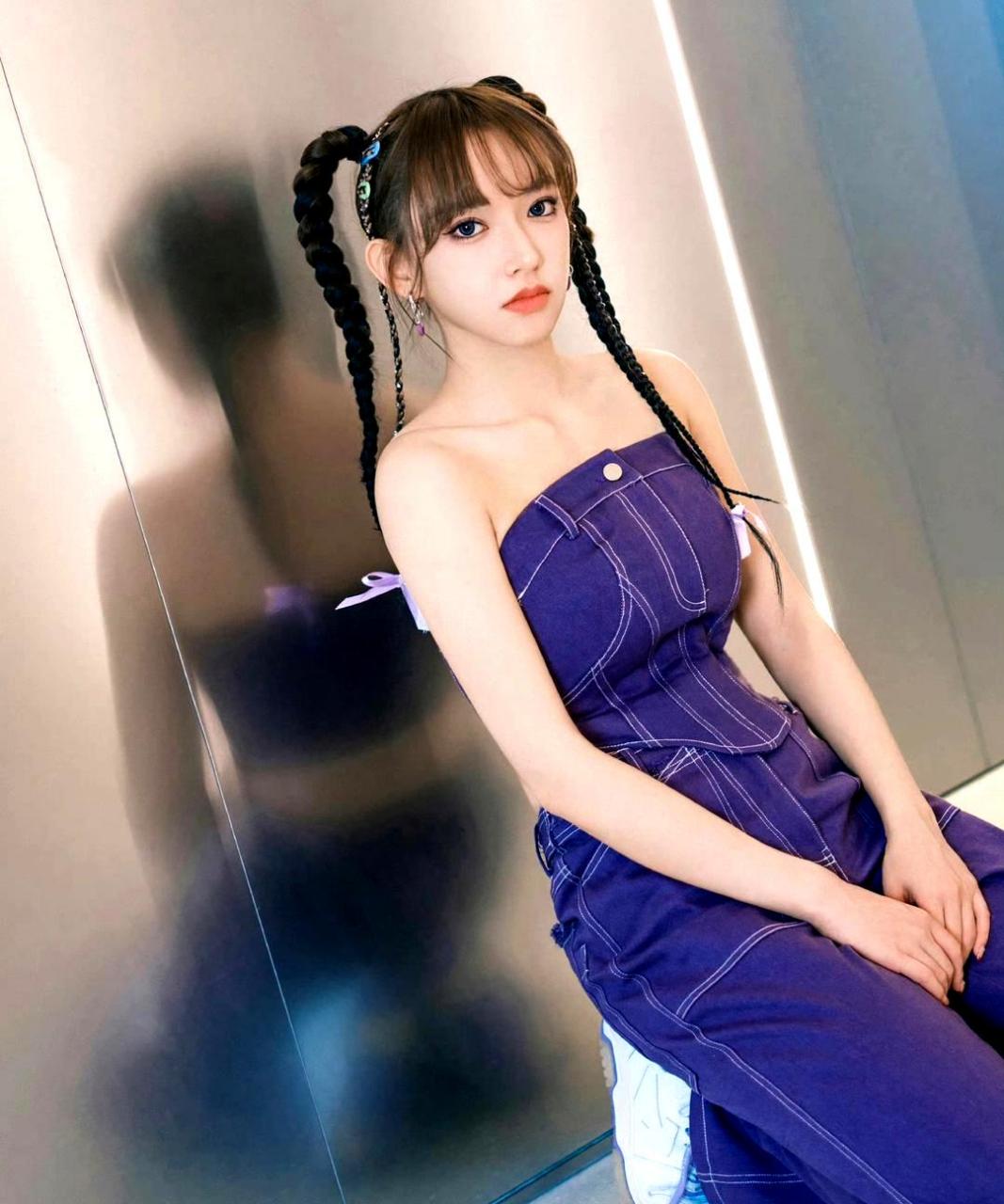 程潇穿着休闲装,扎着双马尾.