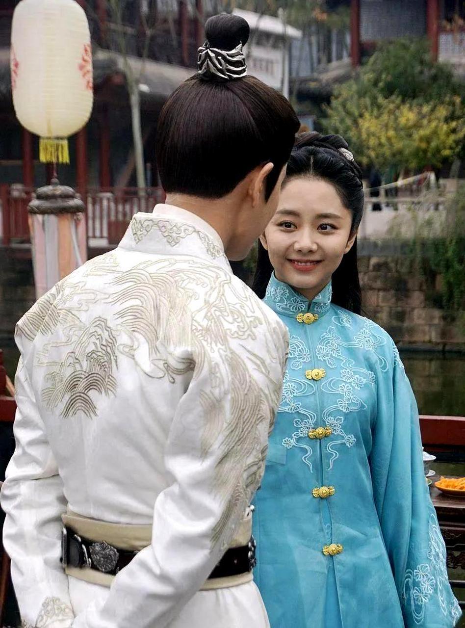 任嘉伦和谭松韵在拍摄《锦衣之下》时被路人拍到了照片,其中陆大人的