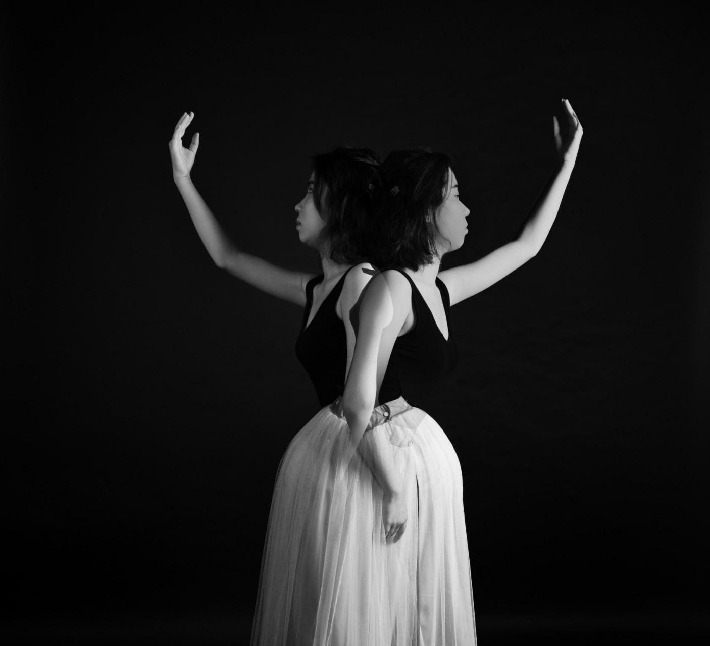 【两个我】一位作家说过,一个人的生命中有两个"我",一个是行走坐卧的