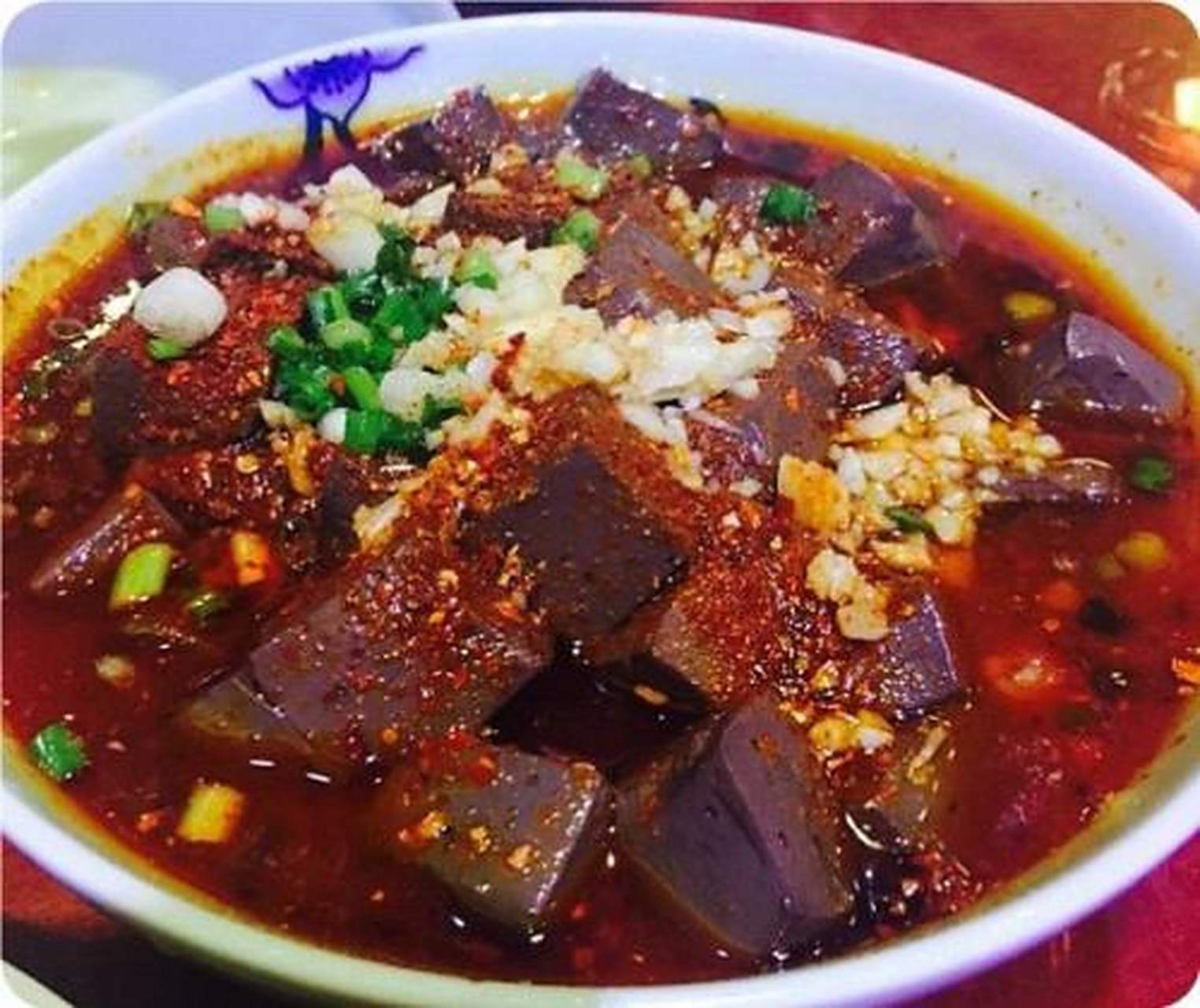 辣子蒜羊血,是陕西省咸阳地区的著名特色小吃之一.