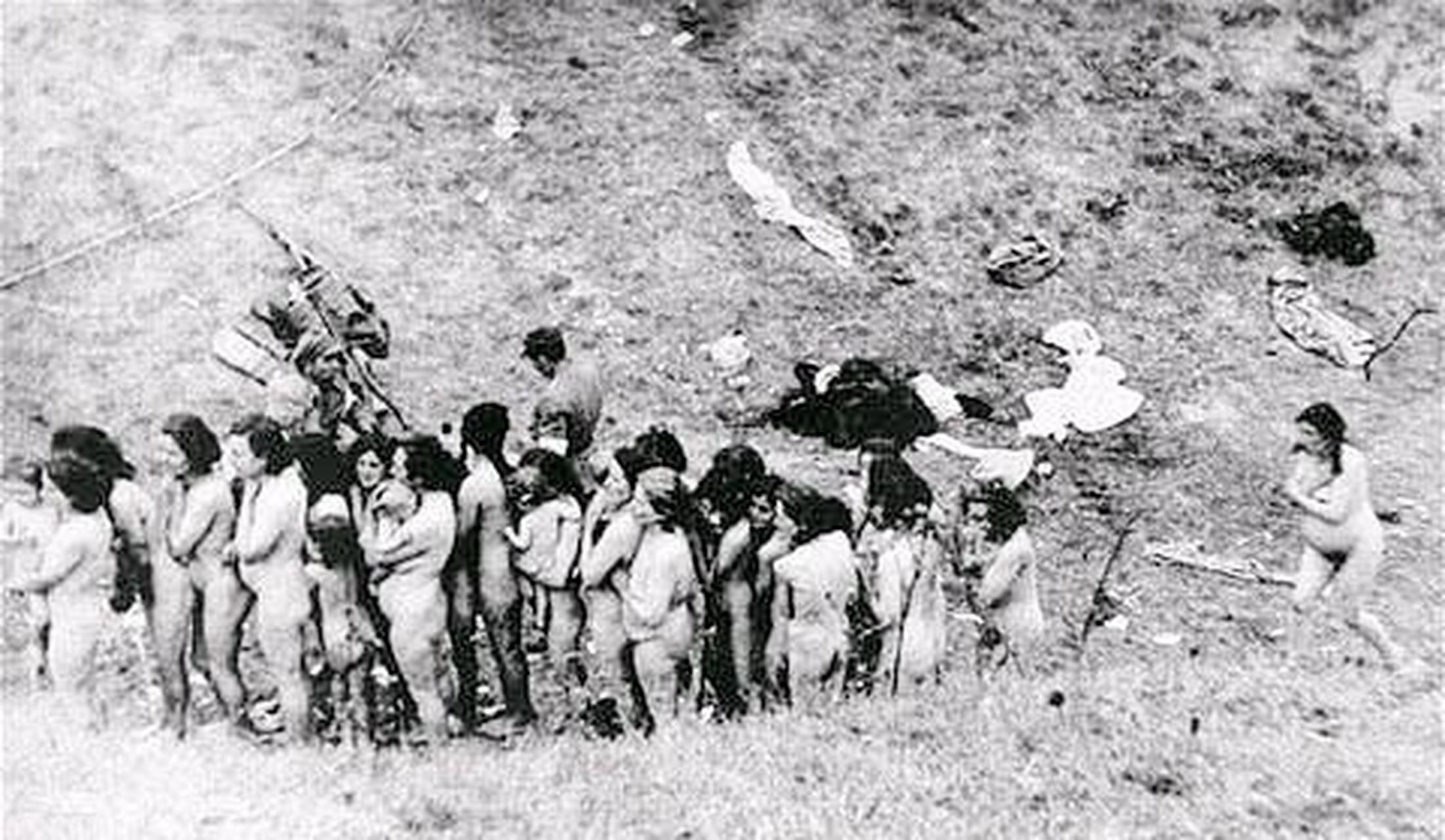 图为二战时一群犹太老幼妇女被押送毒气室前的场景