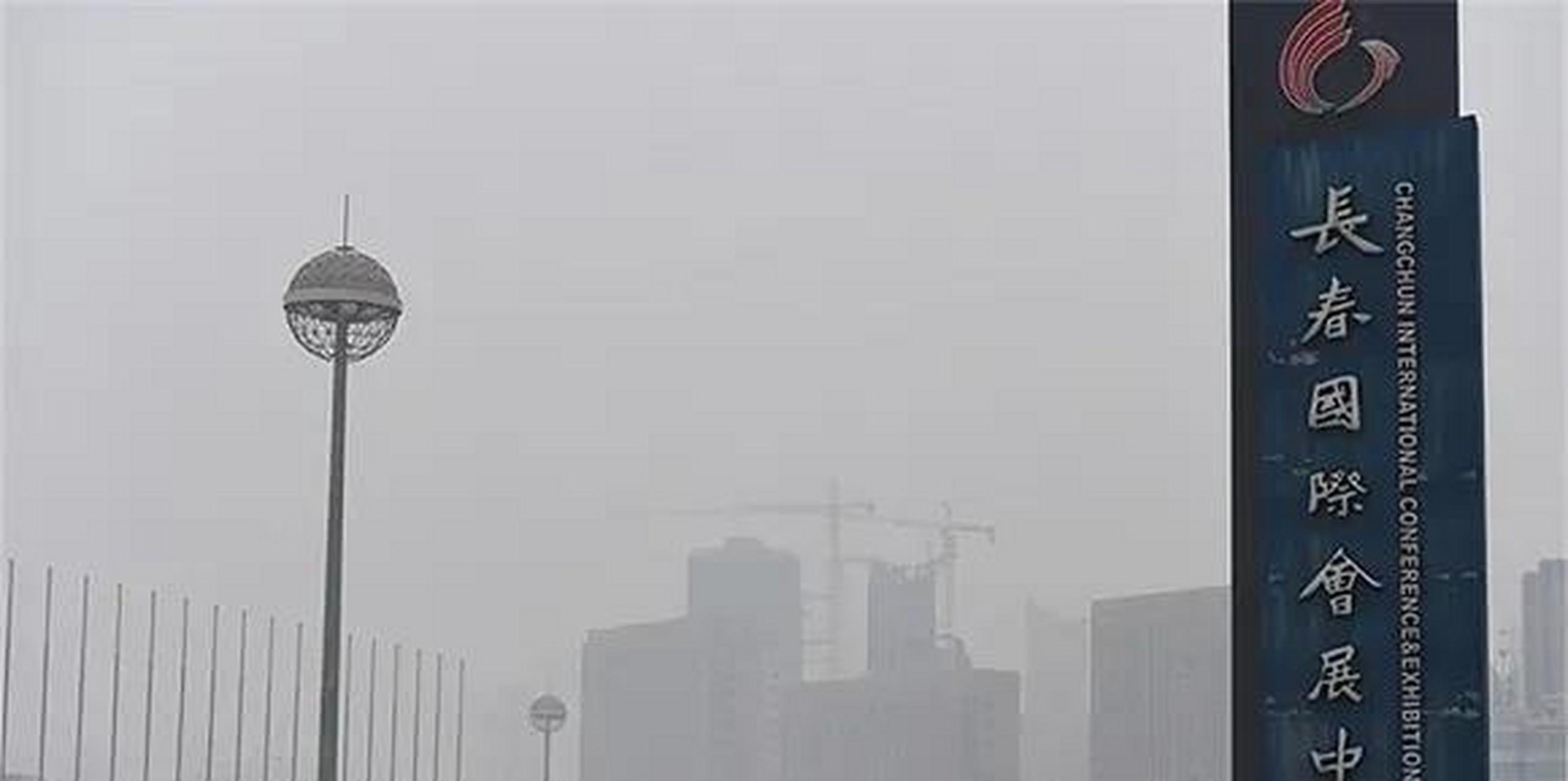 三四天的雾霾笼罩着长春上空,有人说是烧秸秆加清明节烧纸造成的,真实