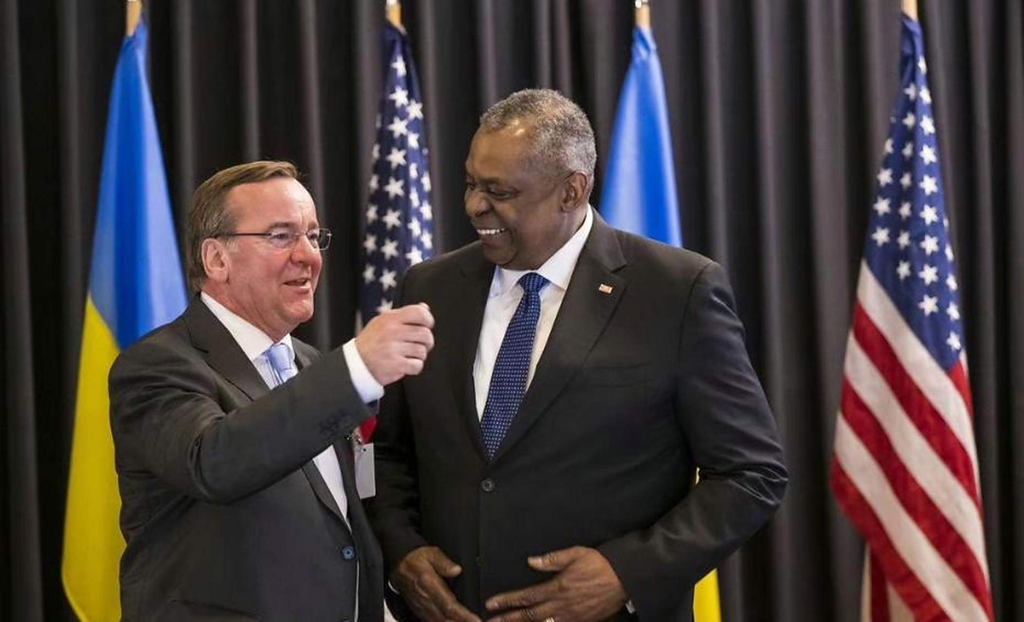 德国国防部长鲍里斯·皮斯托瑞斯今天宣布,德国做出了决定,暂时不会向