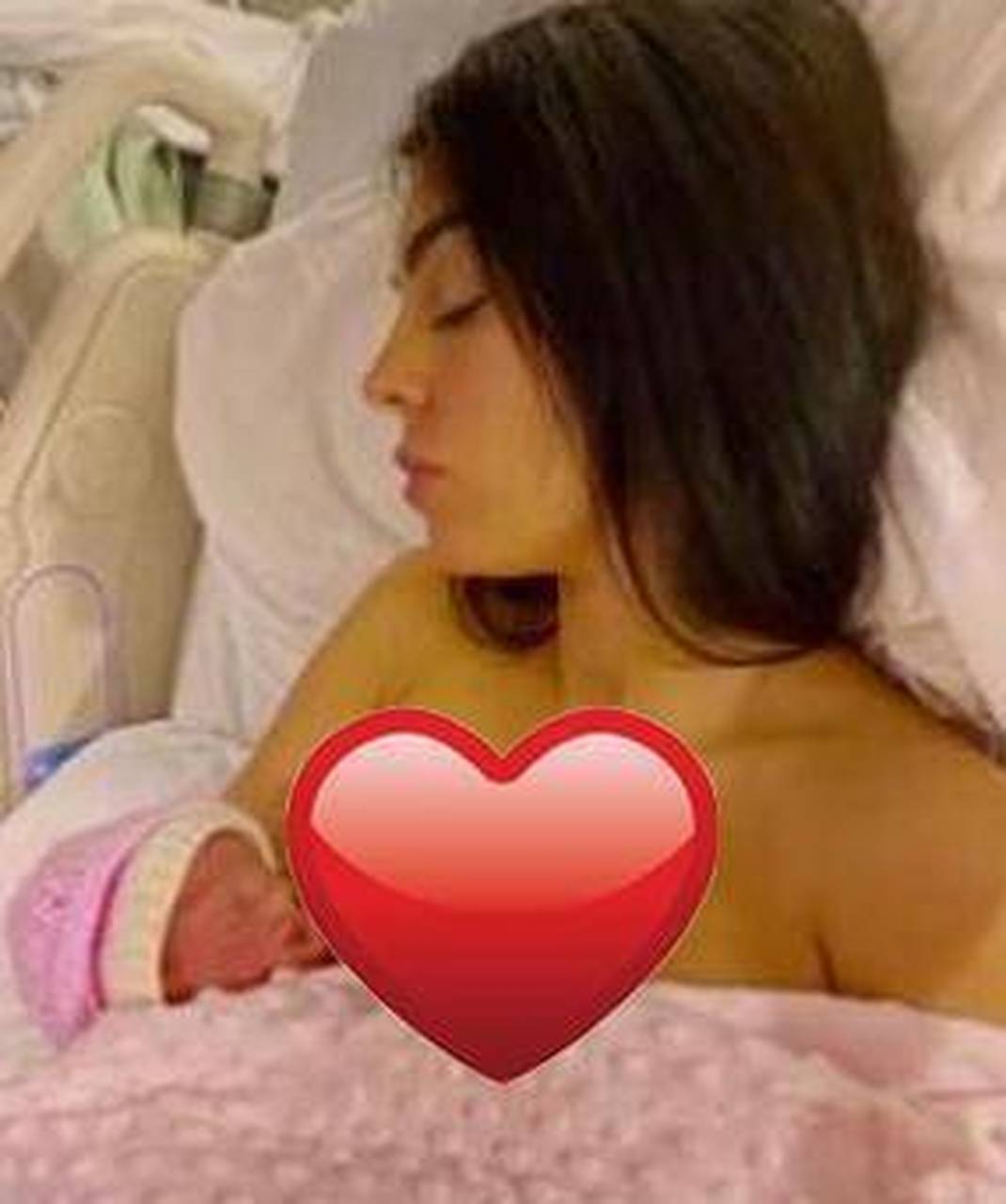 绝了!c罗女友乔治娜赤身哺乳照片曝光,身材傲人韵味十足