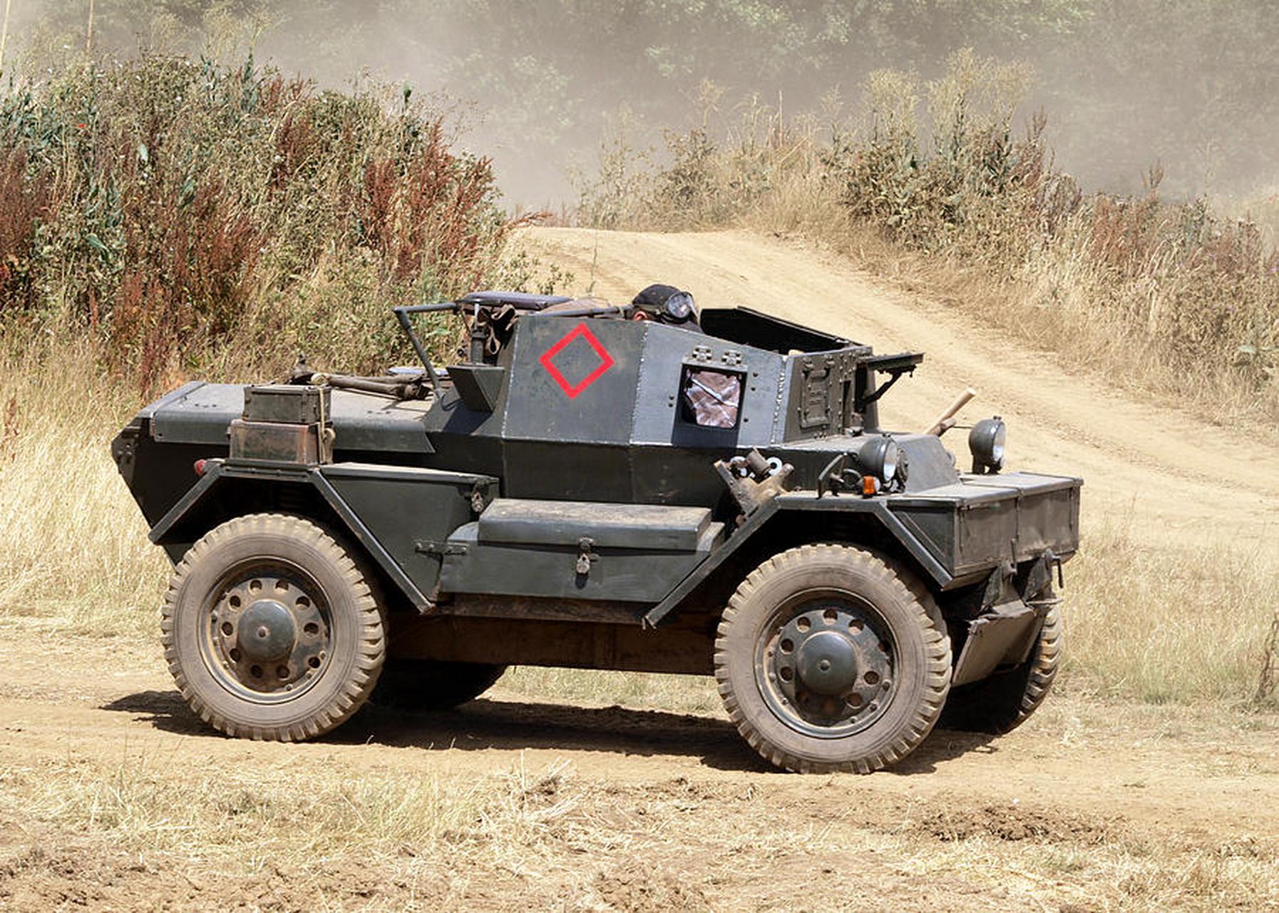 二战英国丁格犬装甲侦察车,只能搭载2人的小型车辆.