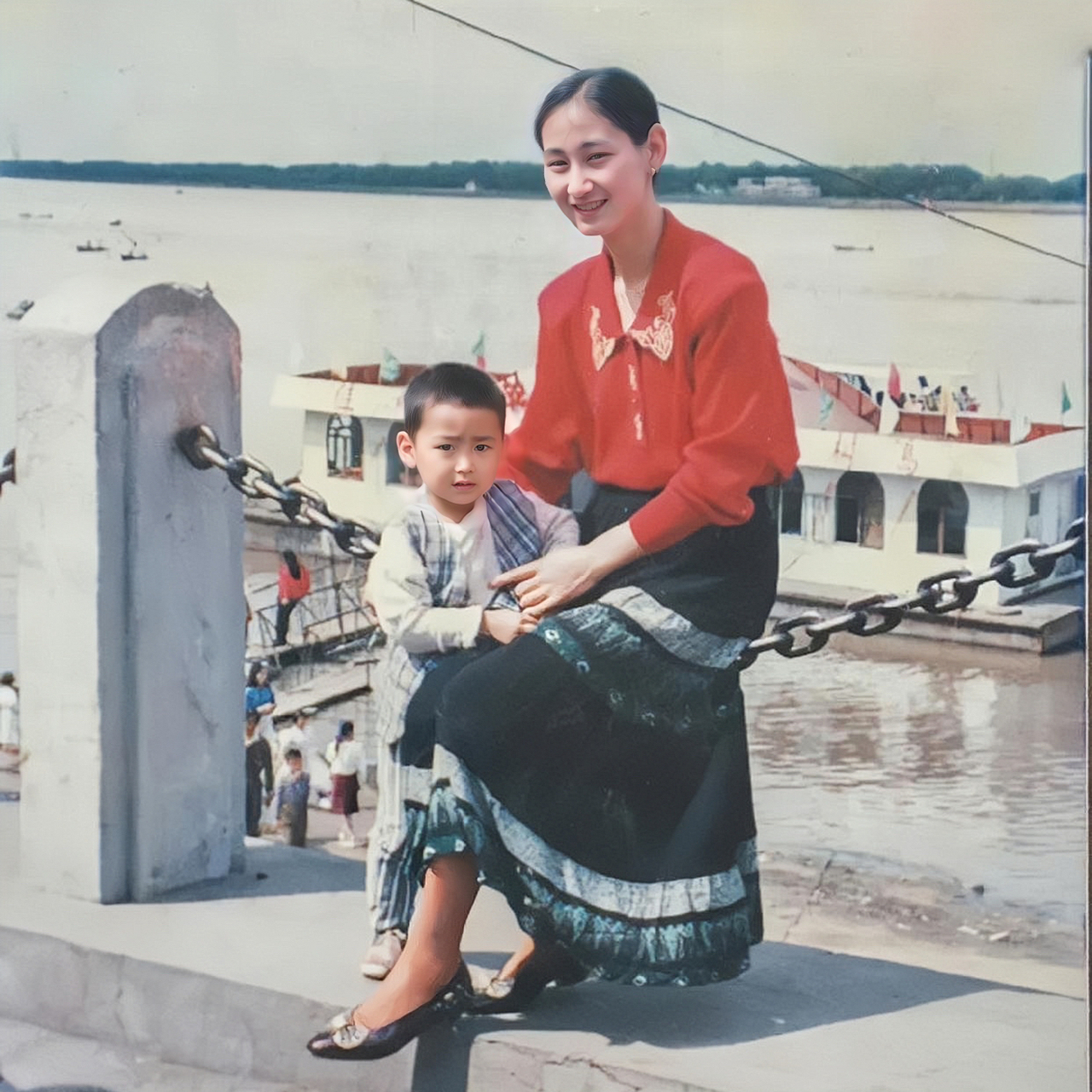 小小的武大靖腼腆害羞,十分可爱,他紧靠着母亲,显示出母亲的依恋.