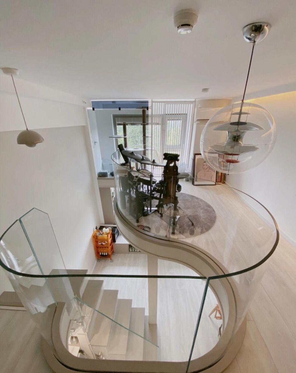 小户型loft-最好看的弧形设计看这里 [照相机]  弧形玻璃护栏大概在