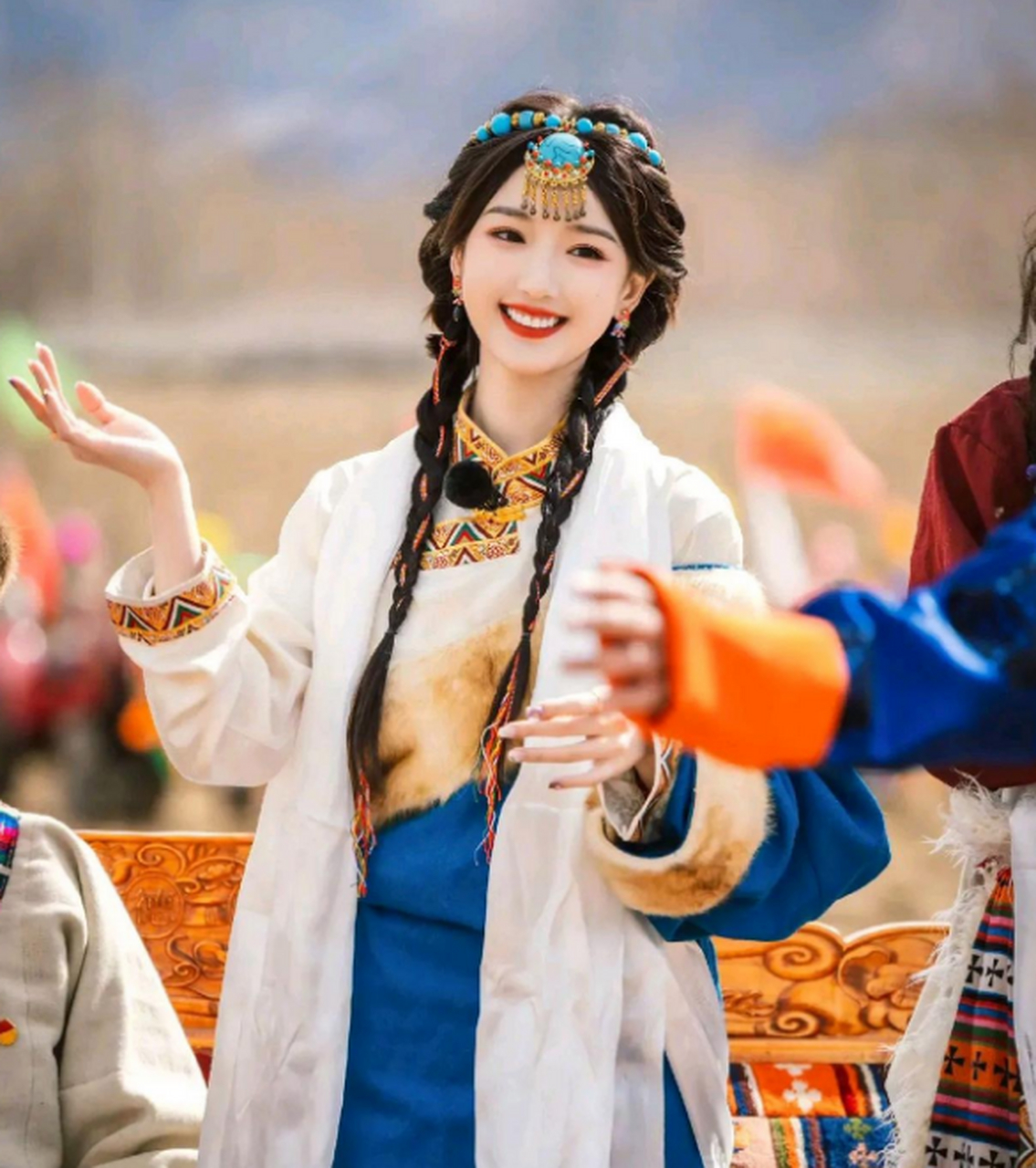 今天是"卓玛"女孩,毛晓彤《追星星的人》剧照,她的笑容特别有感染力