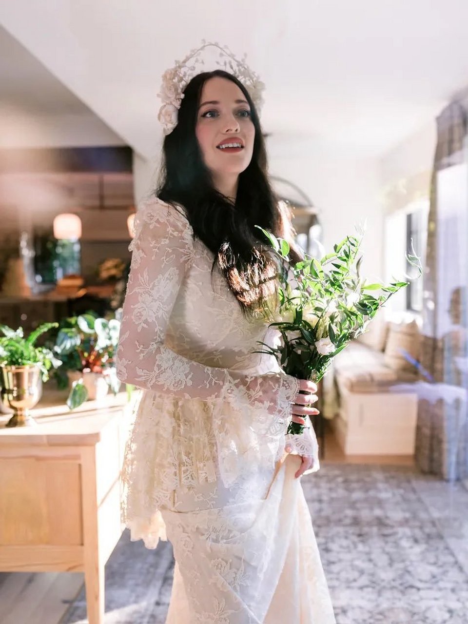 《破产姐妹》max扮演者kat dennings结婚,kat晒出婚纱照,两人在自家