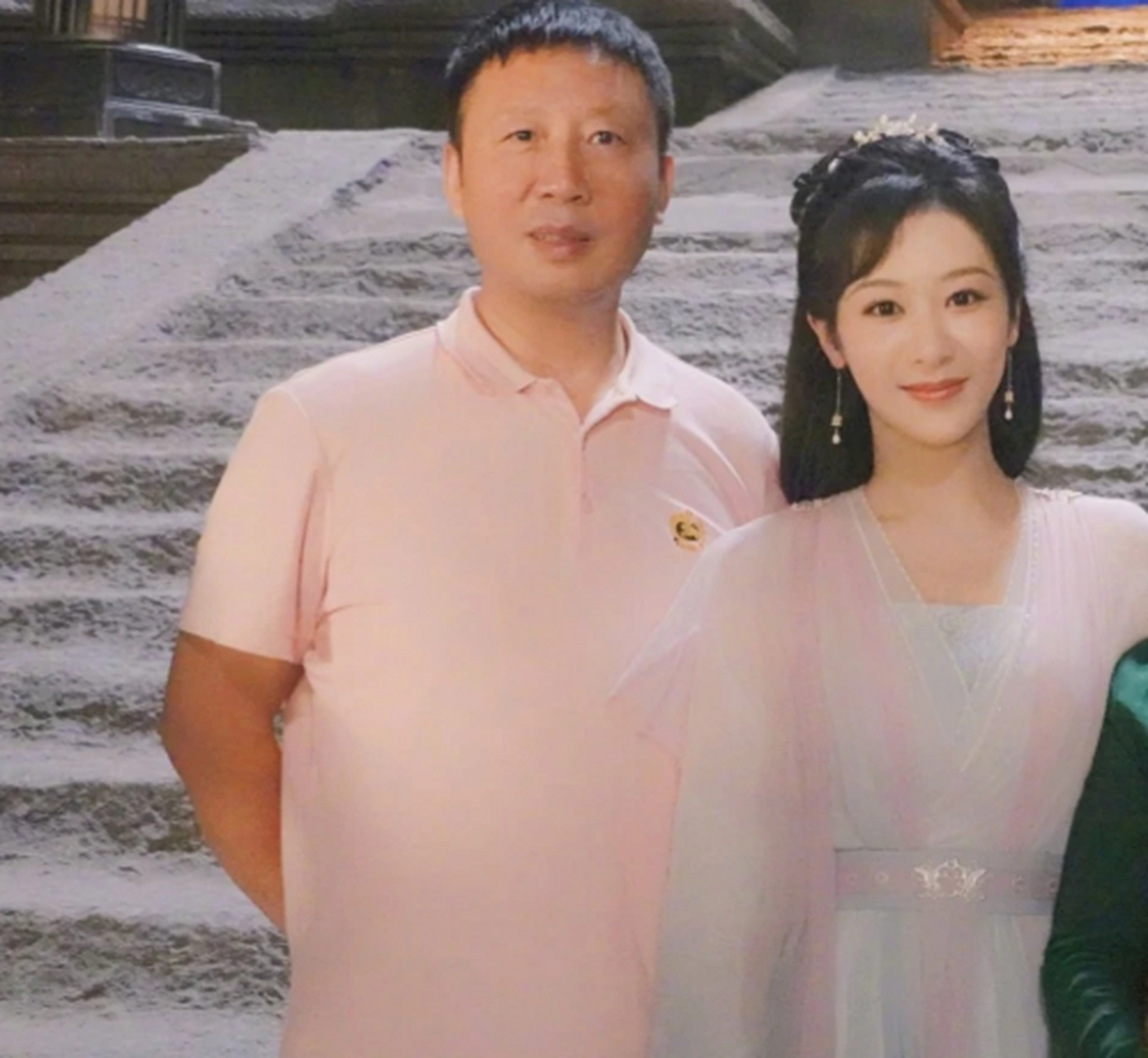 杨紫罕见晒全家福照片,父母颜值引关注,力破整容传闻,久未露面的杨紫