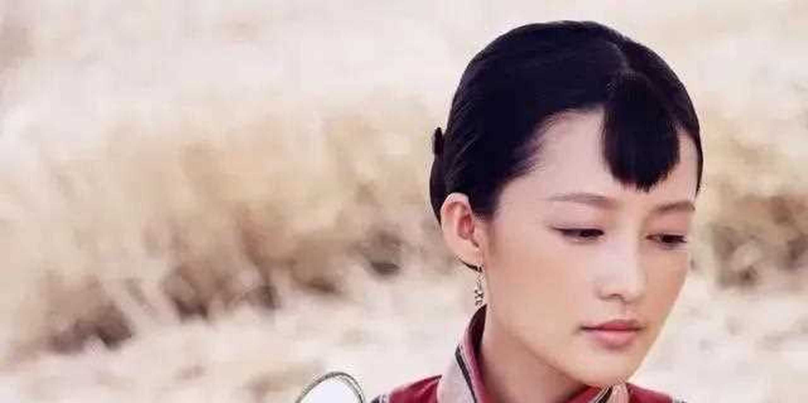 里拍亲密戏,李沁和何冰躺在床上,她躺在何冰怀里,贴着他的胸口说:"你
