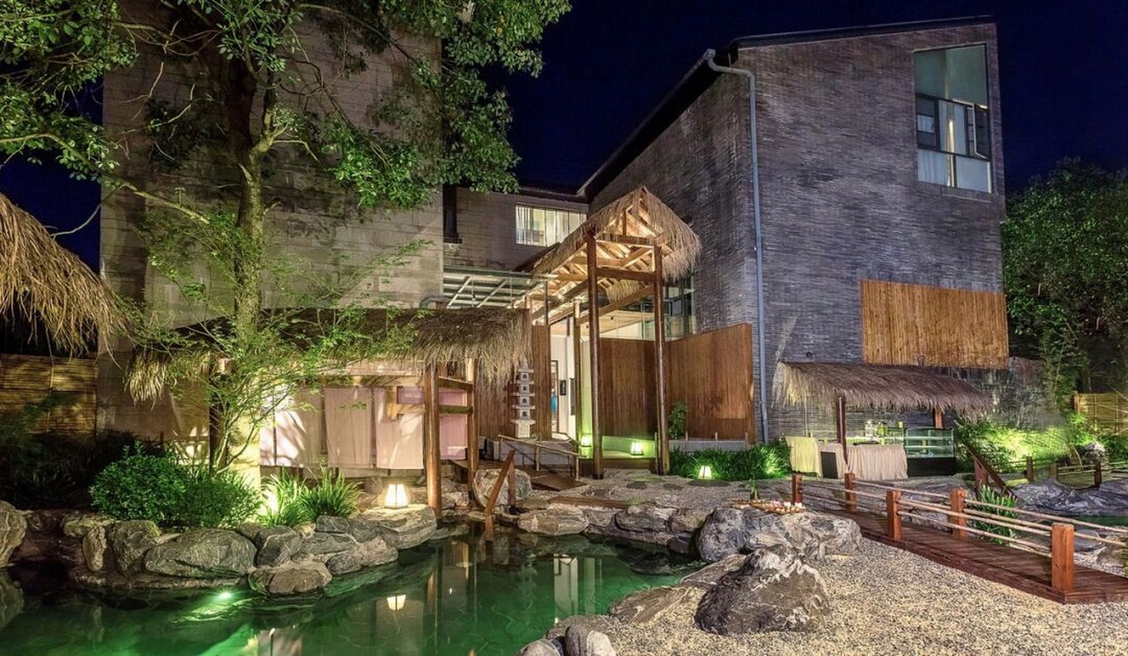 青城山心越温泉度假酒店就坐落在,这座道教洞府仙山山麓.