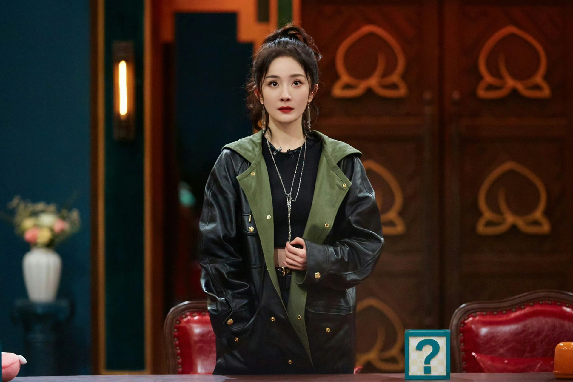 杨幂《密室大逃脱》穿搭来了 杨幂黑色宽松大衣搭配马丁靴扎着高马尾