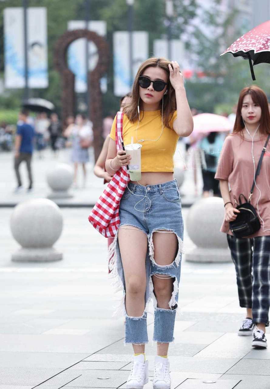 [生日蛋糕] 破洞牛仔裤,成为了时下街头最飒爽的街头休闲风.