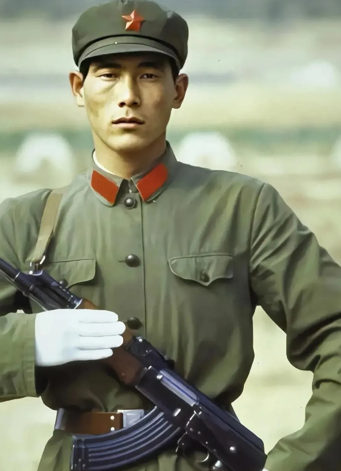 上世纪70年代的北京街头,一名解放军老兵正在站岗执勤