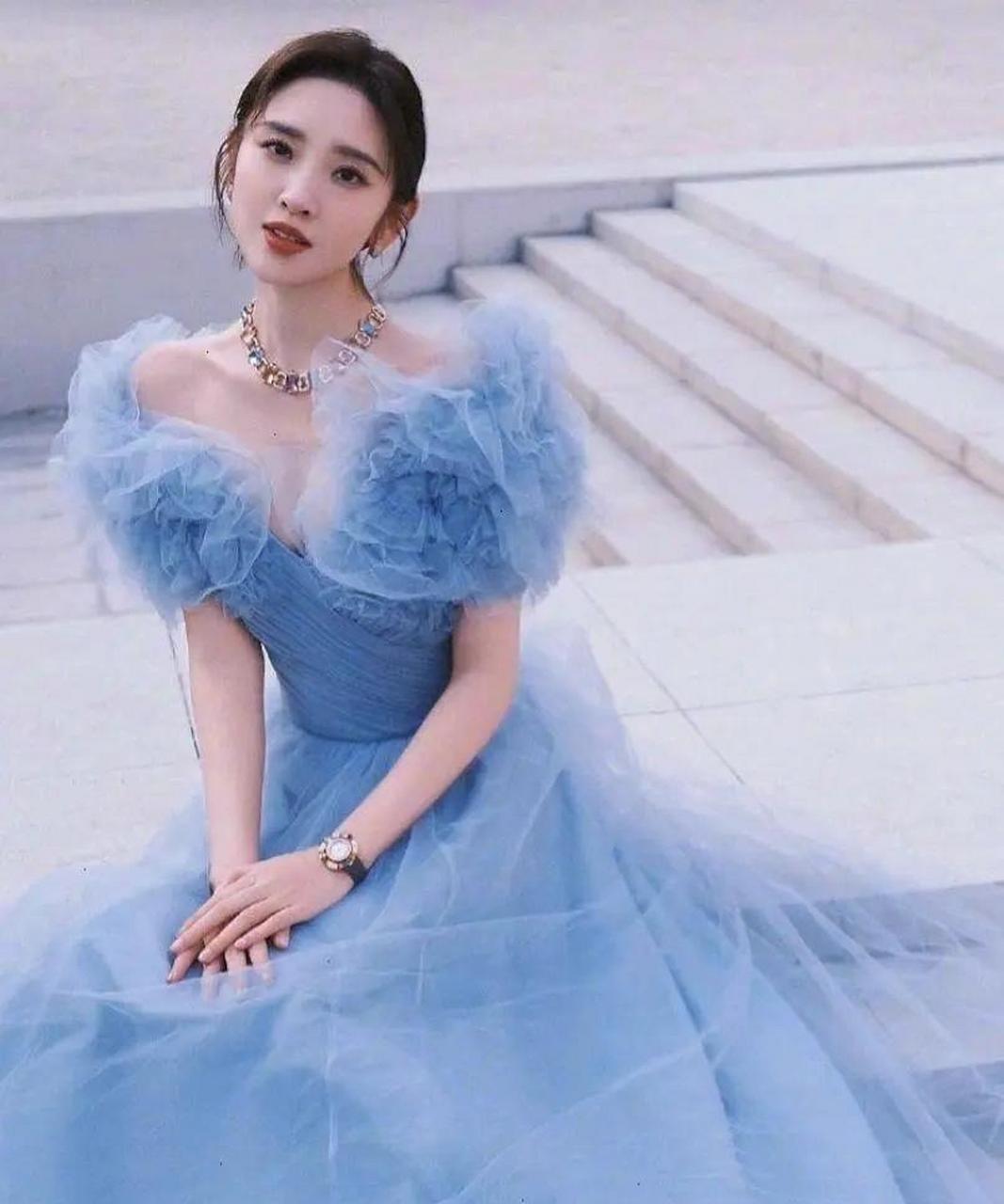 唐艺昕一袭蓝色礼服华丽高贵,浪漫唯美