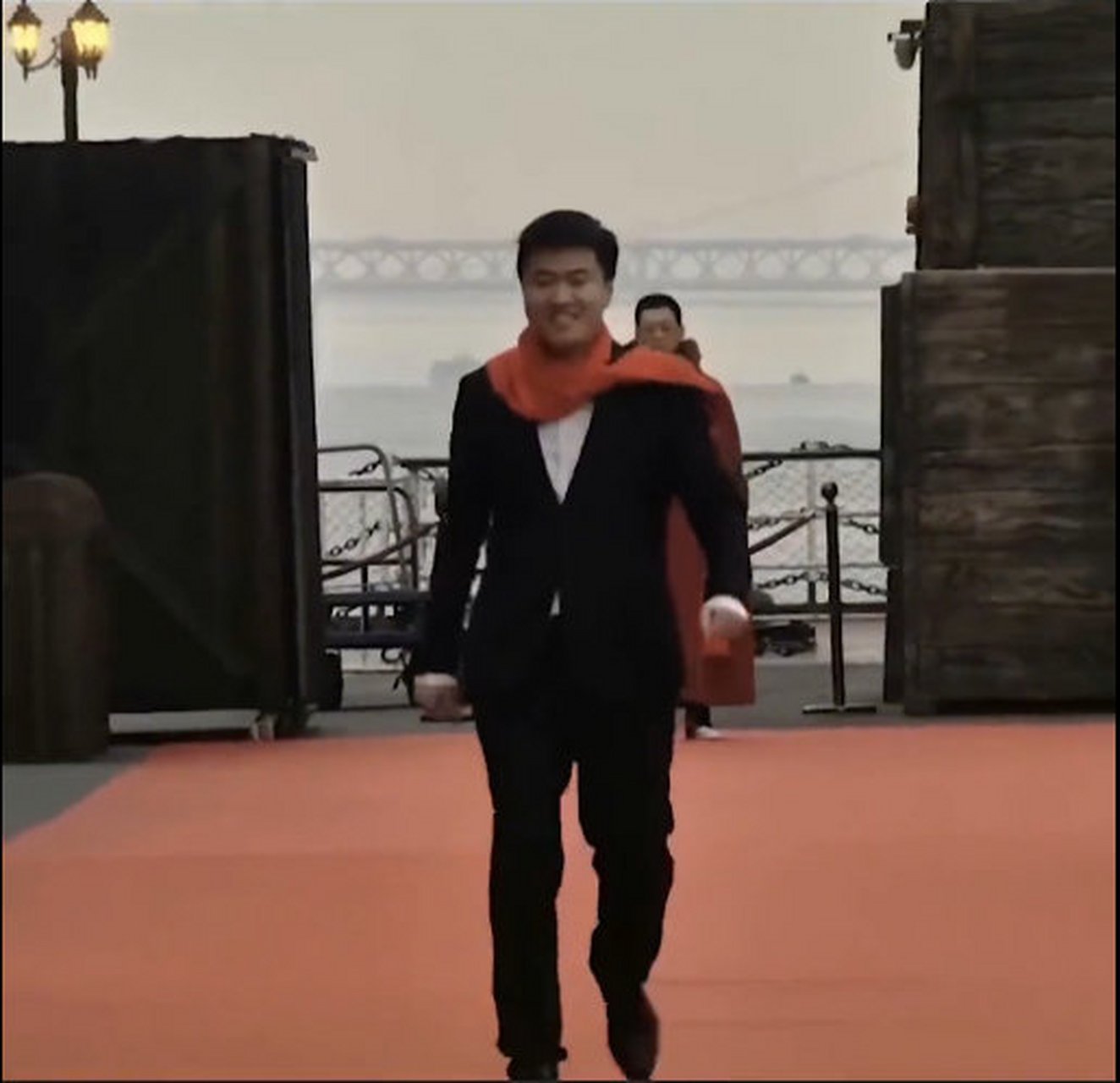 电竞选手们的西装秀,神超——将头发梳成大人模样~穿上一身帅气西装