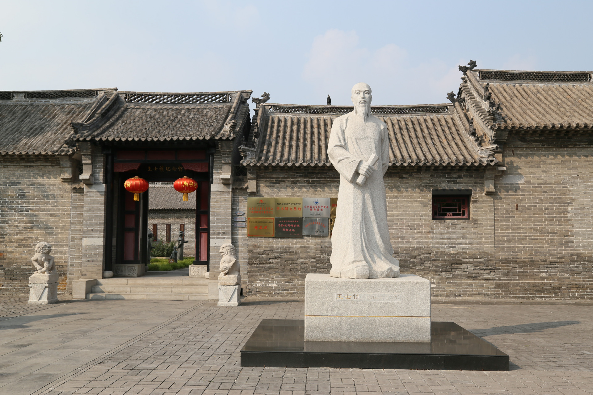 山东淄博王士禛纪念馆占地面积达到了1万平方米,建筑面积则达到了2600