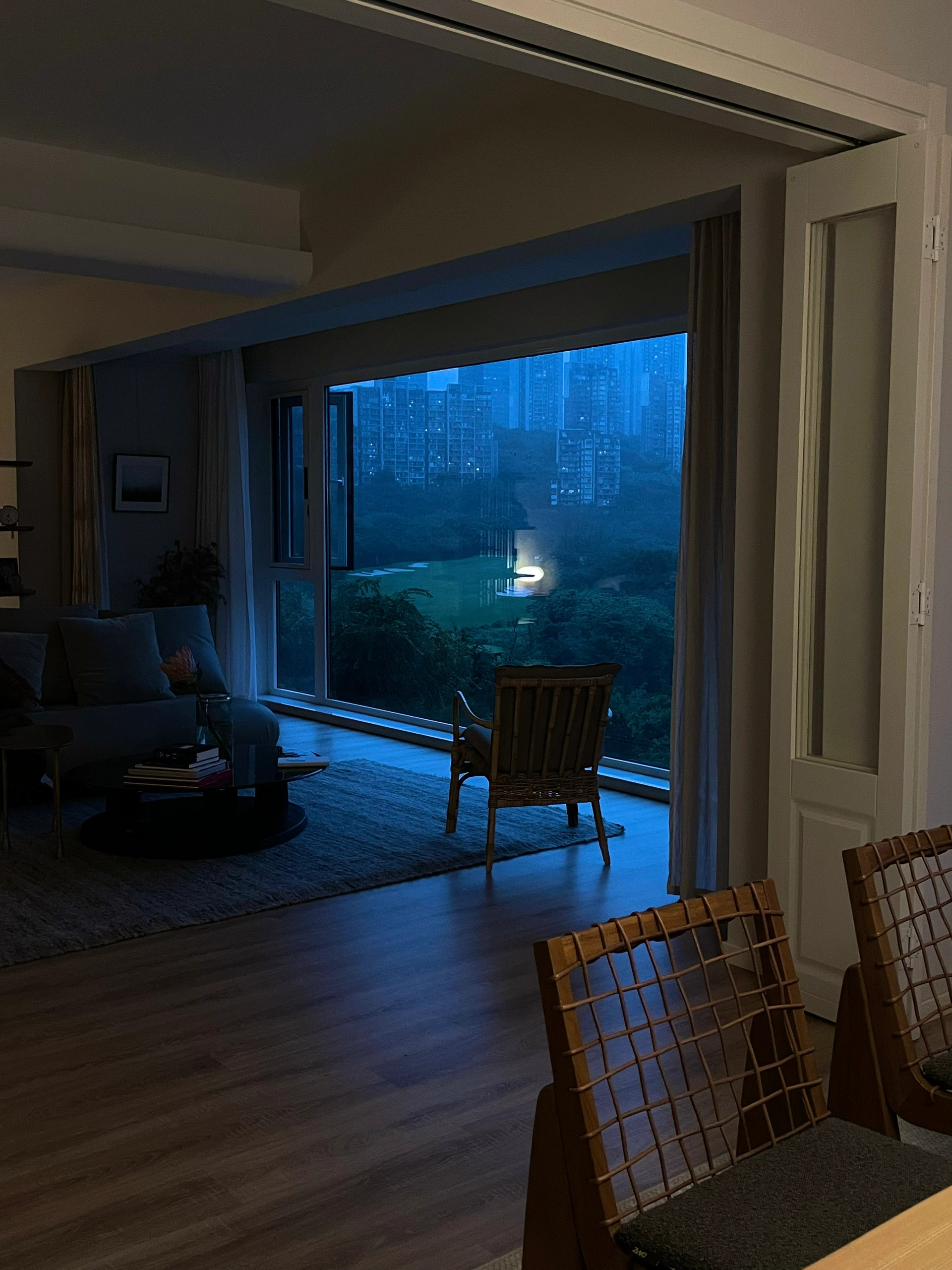 好美 窗外云雾缭绕 把床搬到有落地窗的房间 是预谋了很久的一件事 第