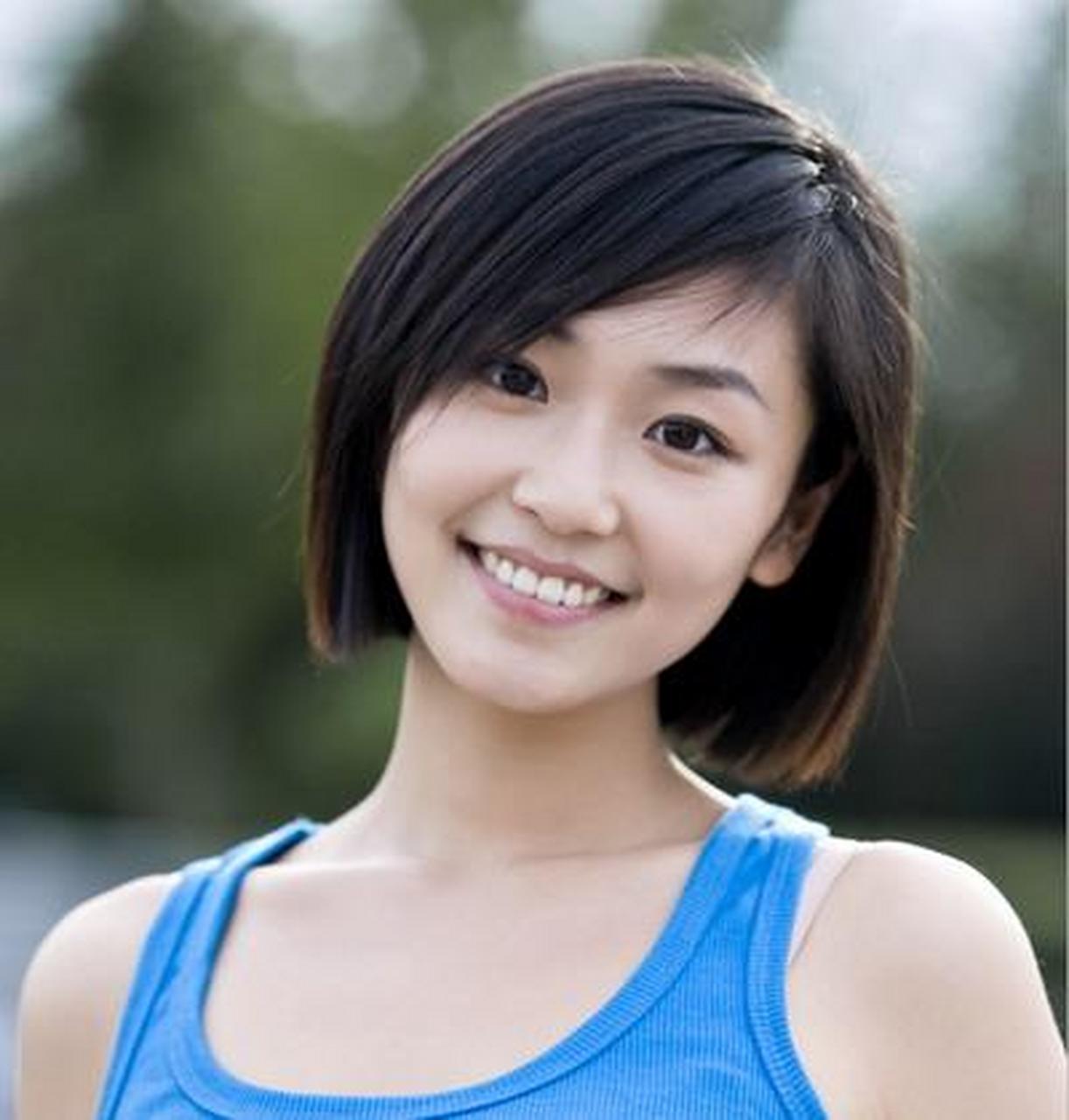 王思思眼神撩人魅力无限,性感简约气场十足