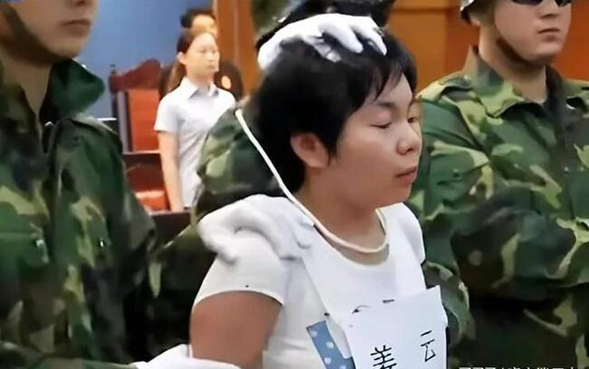 2014年,女死刑犯姜云被押往刑场时的照片,露出一脸无辜的神情.