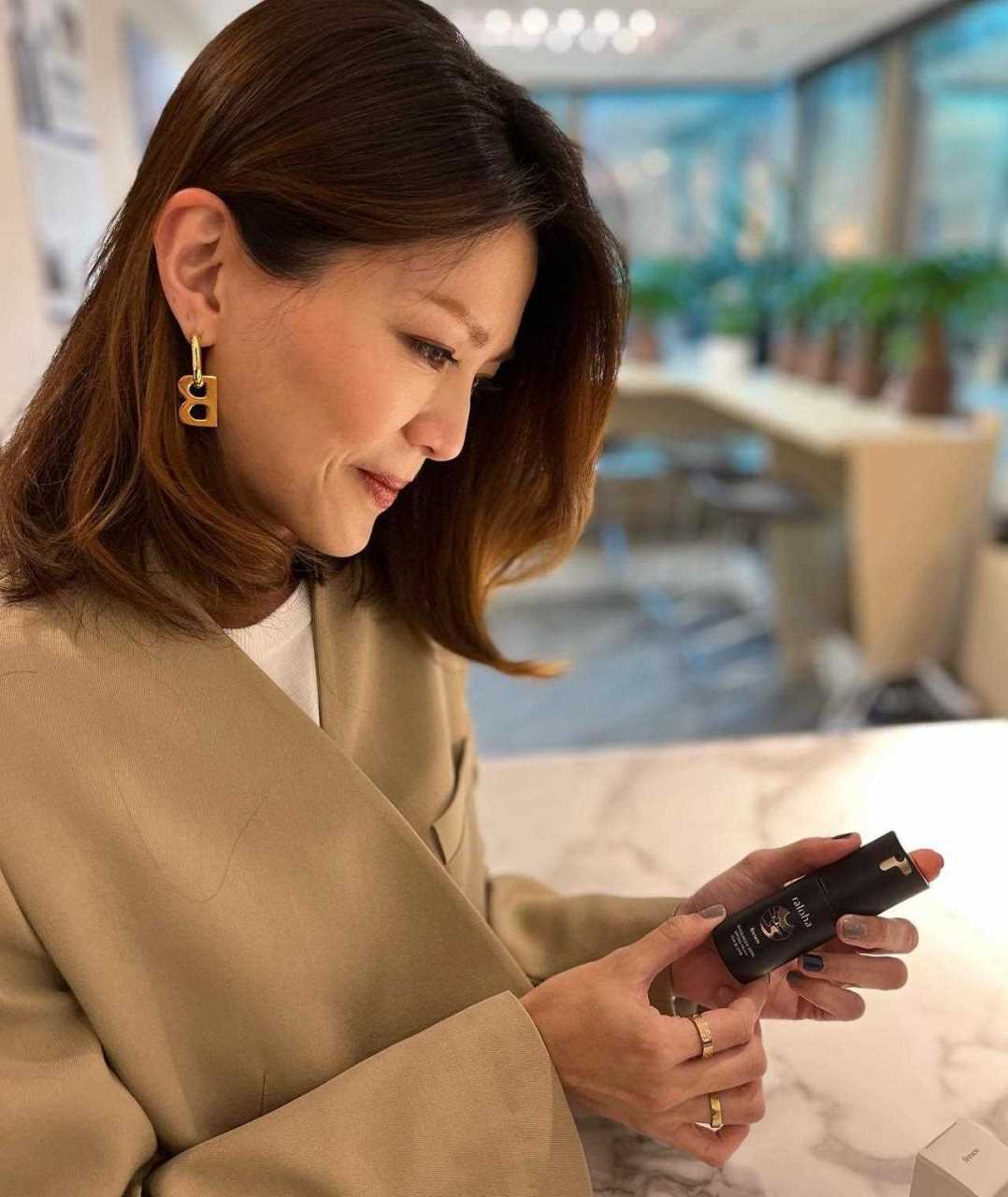 林晓峰前妻康子妮的生活照,她今年已经45岁看起来保养很不错