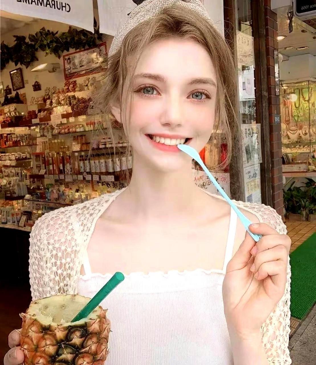 chloe是一位德国小仙女,她美得让人感觉有些超凡脱俗.