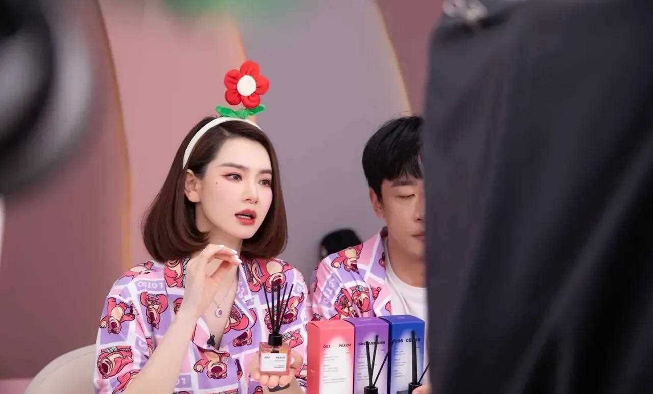 戚薇直播带货,这个化妆品看起来不错.