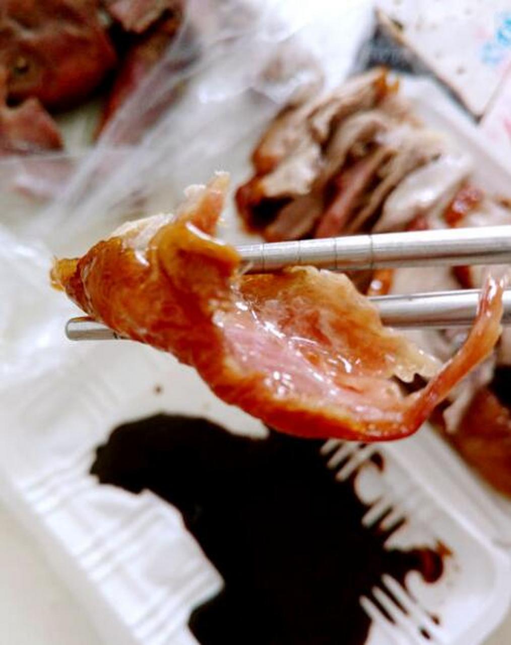 五顺斋烤鸭是郑州的一道美食,这道菜的特点就是肉质鲜嫩,外皮酥脆