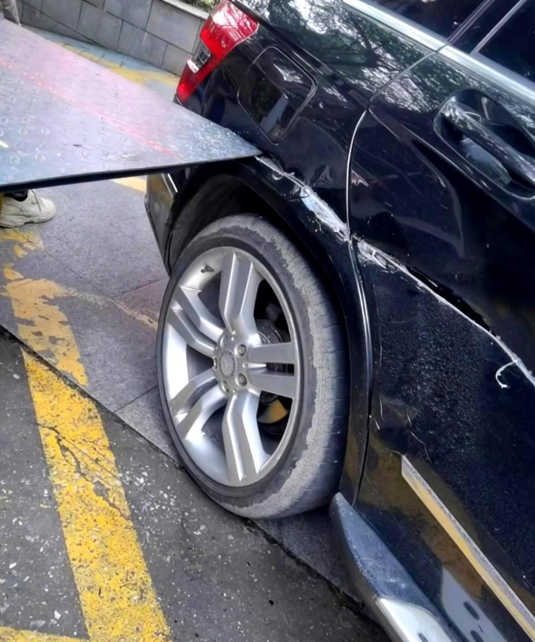 不知道修复奔驰车身刮痕需要多少费用.