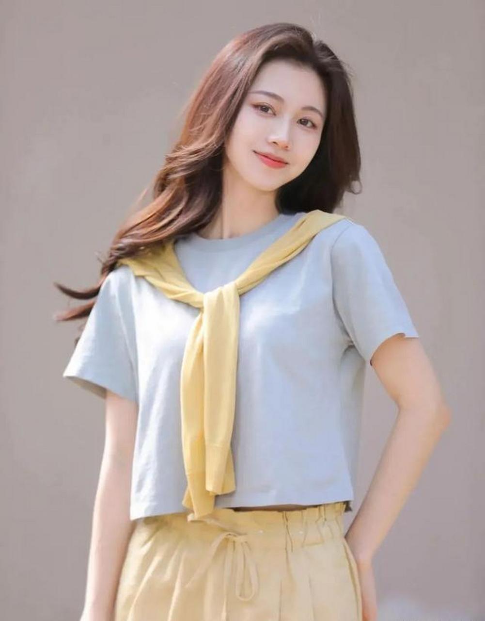 唇红齿白,明眸善睐,女神级的人物