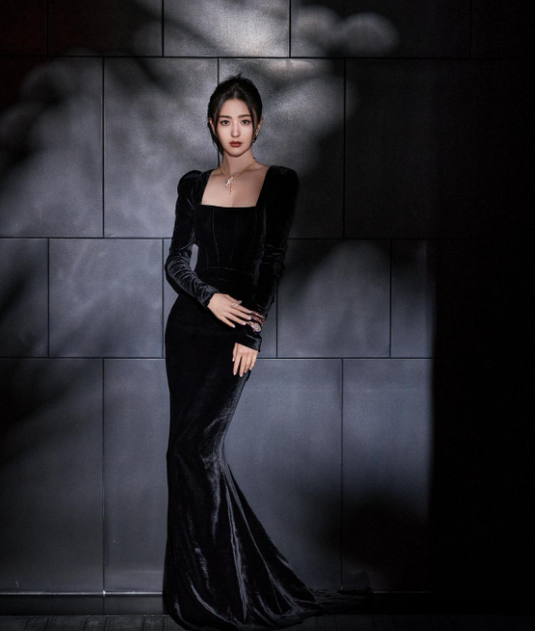 佟丽娅黑长裙礼服时尚潮流满满,气质优雅,甜美可爱.