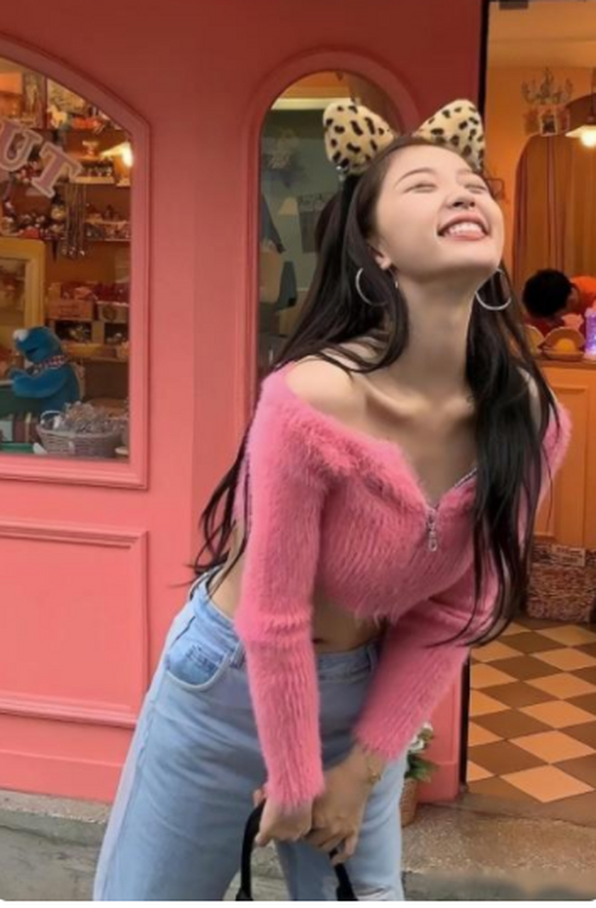 虞书欣穿露脐装,秀出小蛮腰!