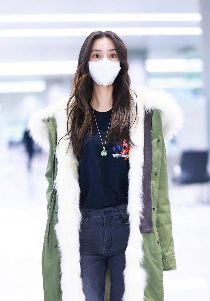 angelababy杨颖机场街拍 军绿色皮草风衣 黑色高筒皮靴休闲时髦