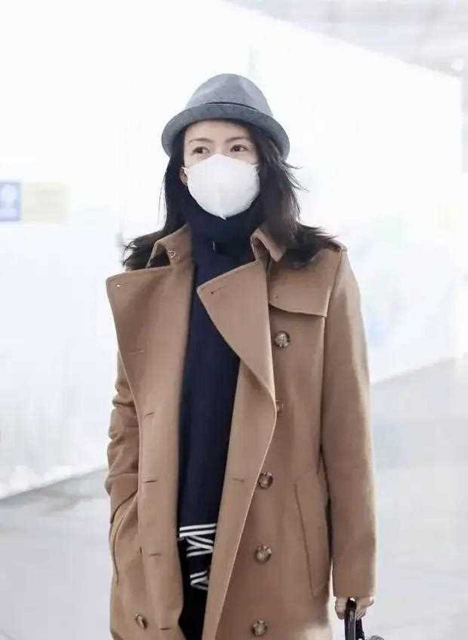 [鄙视] [微笑] 章子怡这次要去参加澳门电影节,机场造型看起来特别