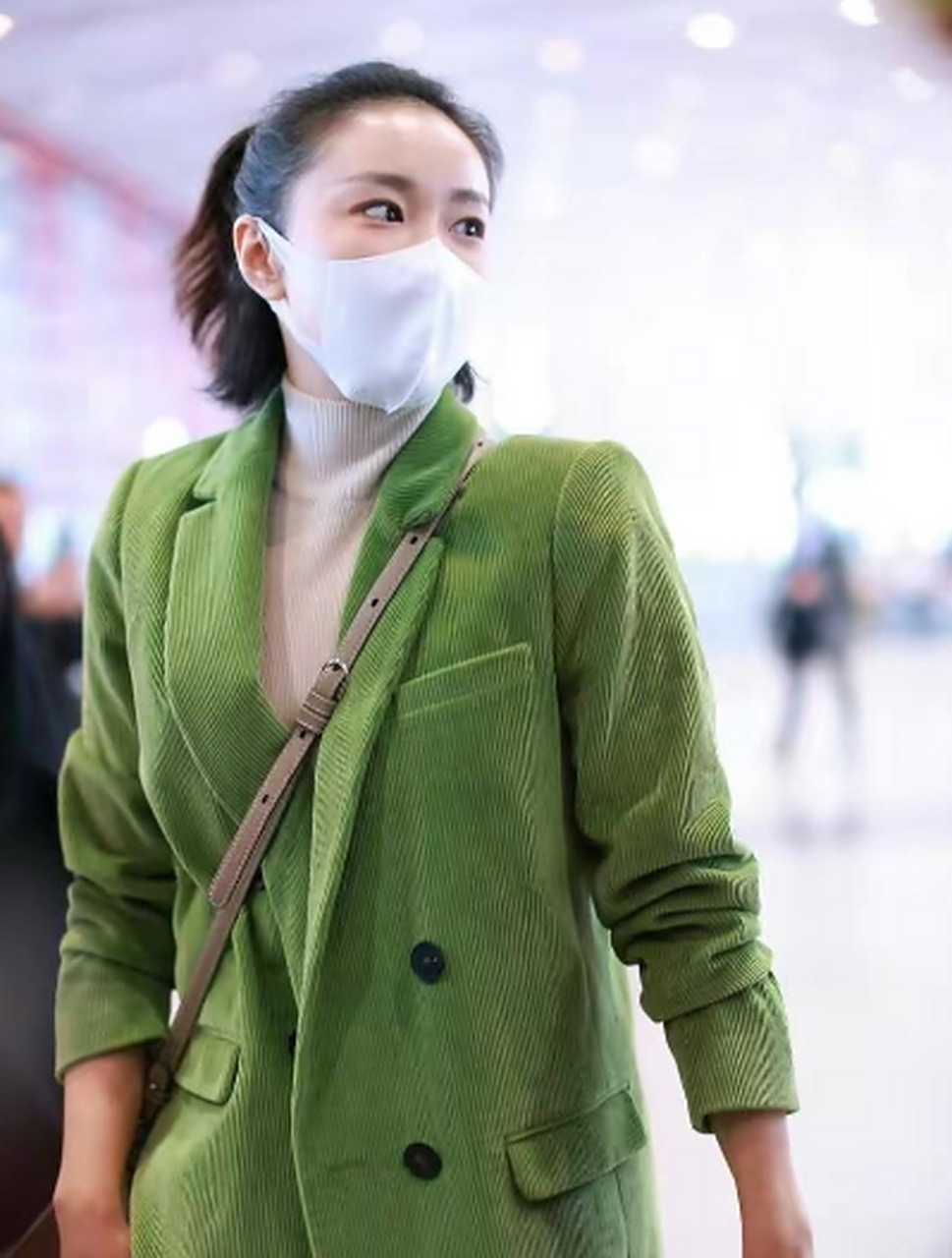 大嫂高叶现身北京机场,身穿绿色西装外套亮眼十足,清新时尚.