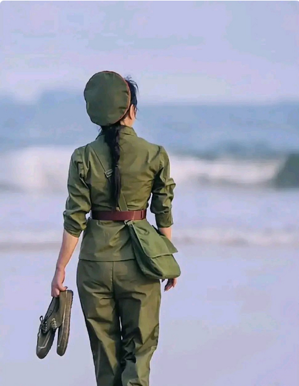 那个穿着65式军装的女军人,真的是美得惊人