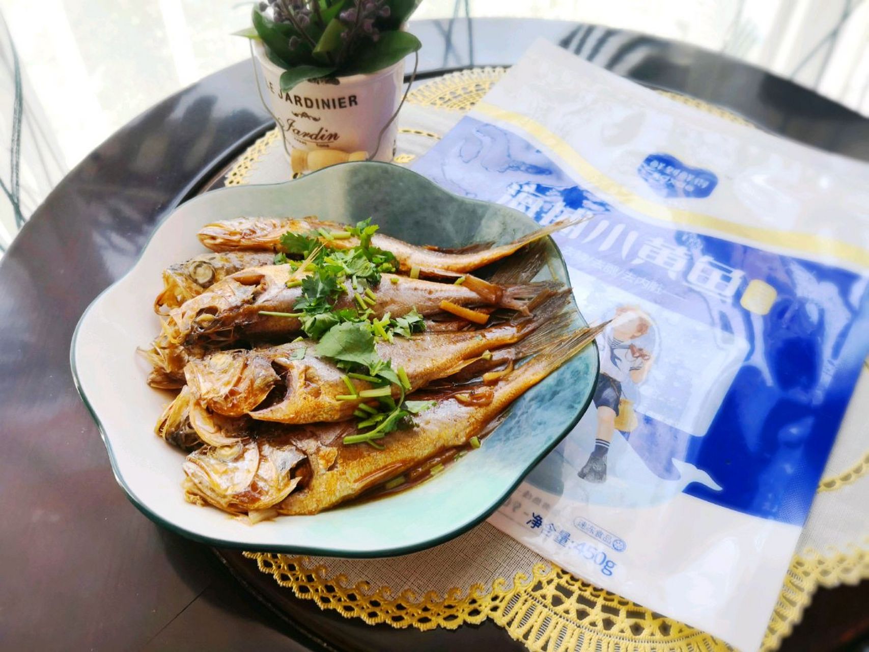 红烧小黄鱼  小黄鱼,我们当地也叫黄花鱼,是一种味道非常鲜美的海鱼.