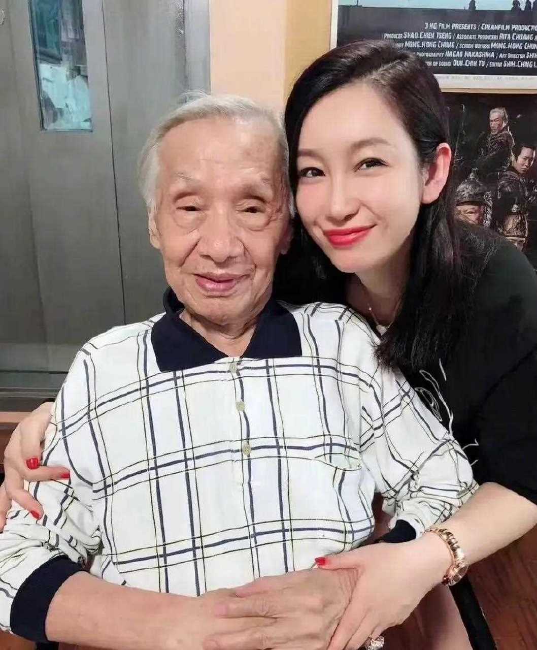 台媒报道资深演员常枫于6日在家中去世,享年98岁.