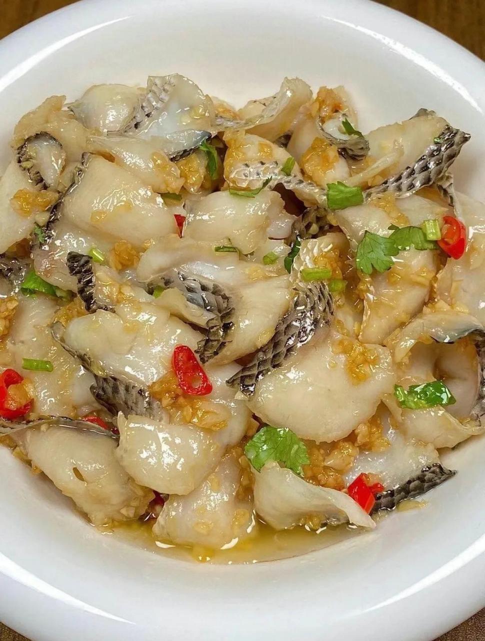 分享《蒜香鱼片》的详细制作方法 蒜香鱼片是一道传统的中式美食,选用