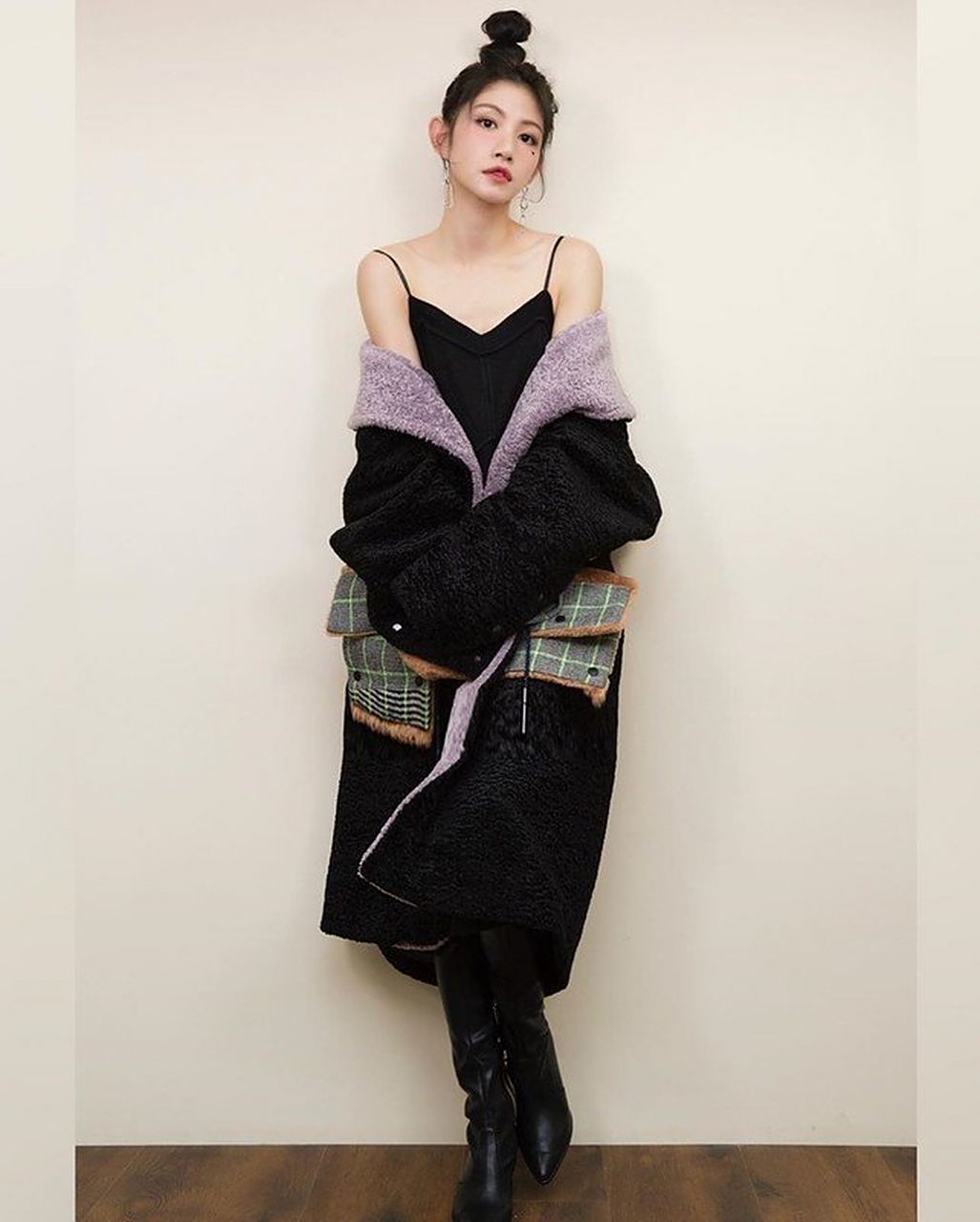 李千那少见的火辣装,酥胸美尻长腿,性感端庄而不失时尚.