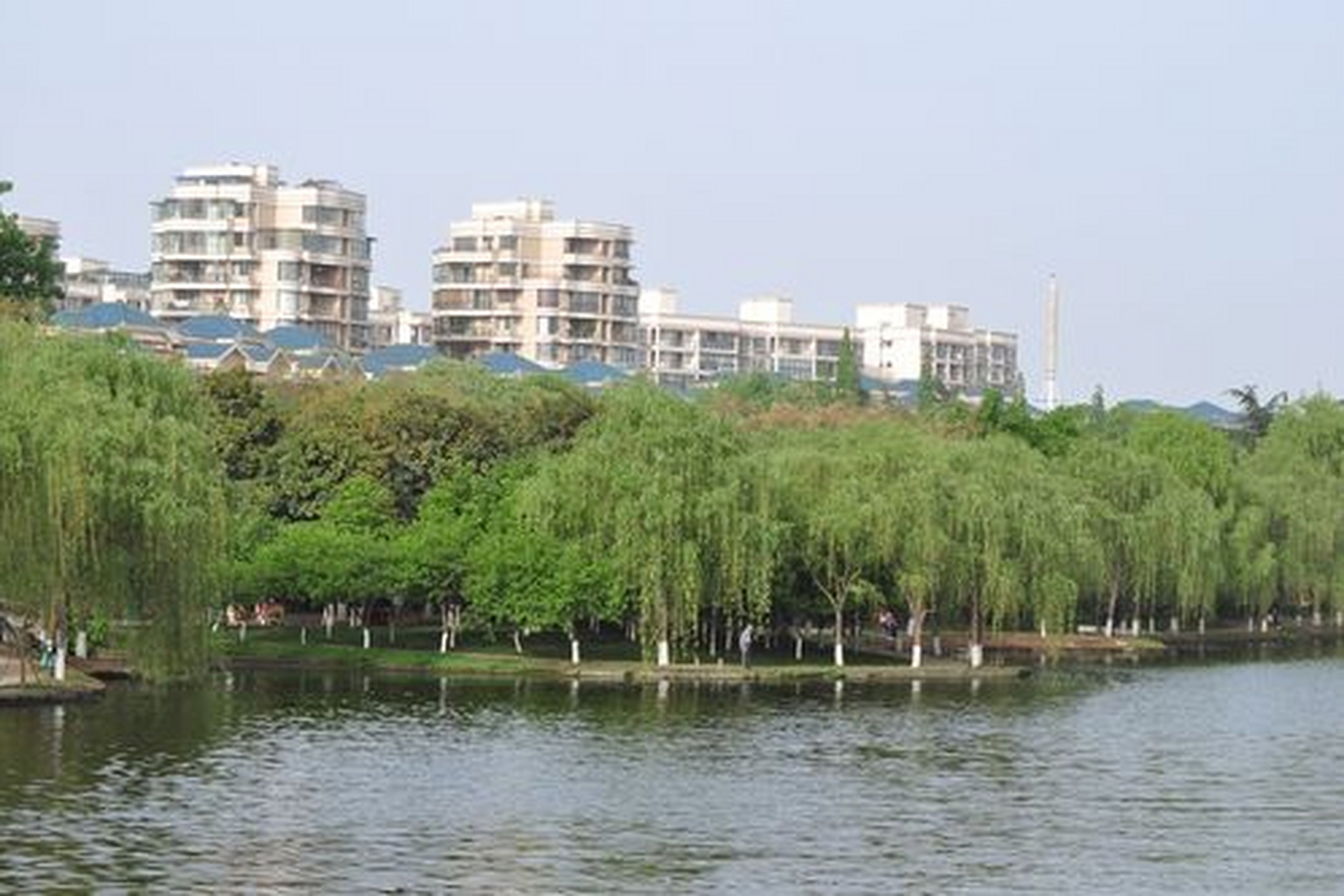 金雁湖公园,位于广汉雒城镇北门外,鸭子河畔,占地近千亩,水面两百余亩