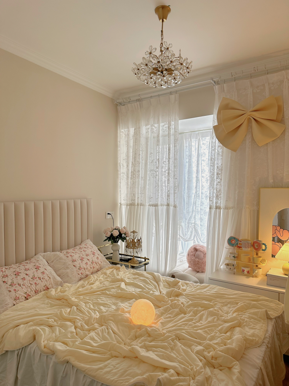 还有一个不规则的飘窗 经过我的合理布置,榨干卧室的每一寸空间!