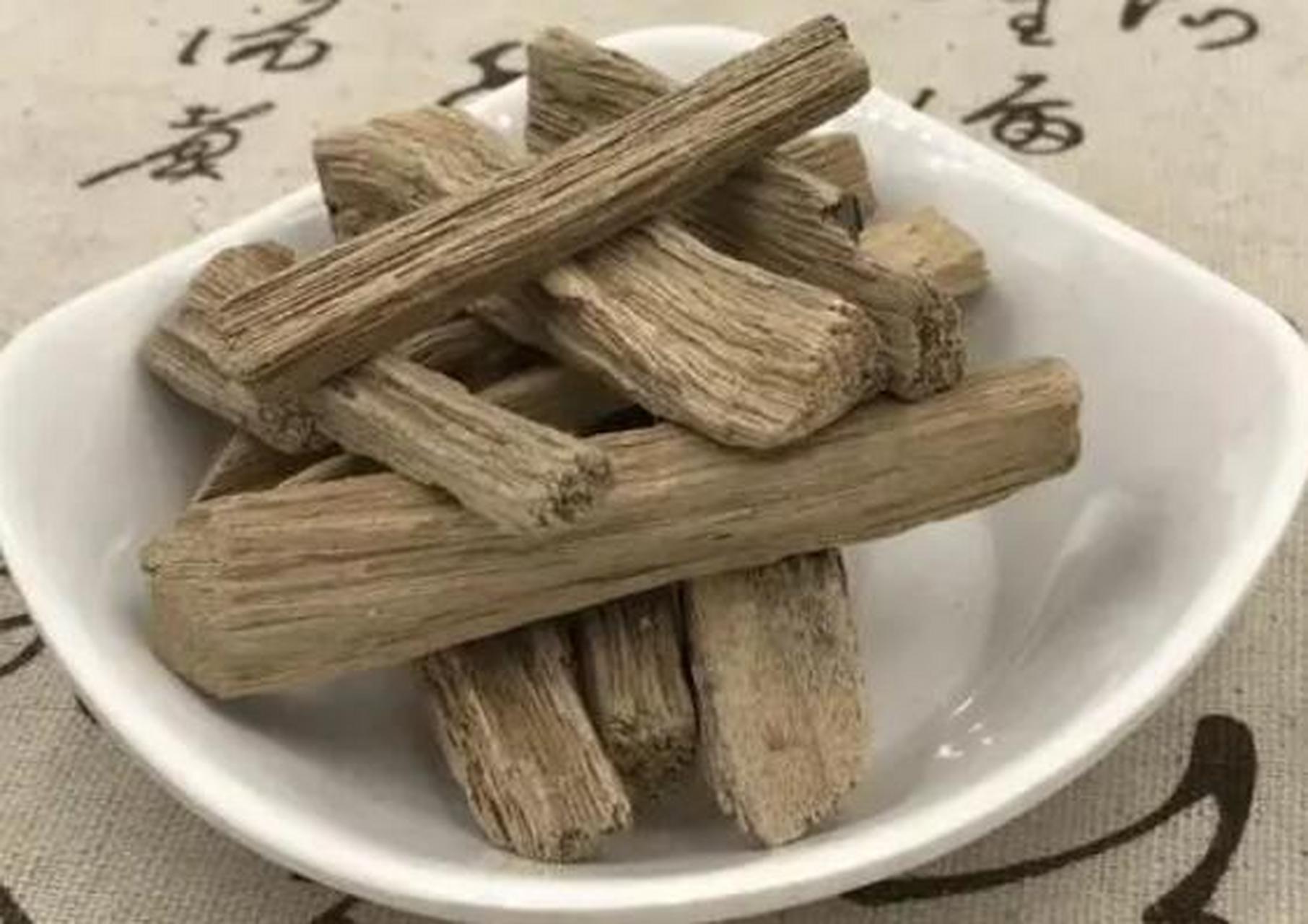 沉香味辛,性微温,归脾,肾,胃三经,有行气止痛,温中止呕的功效.