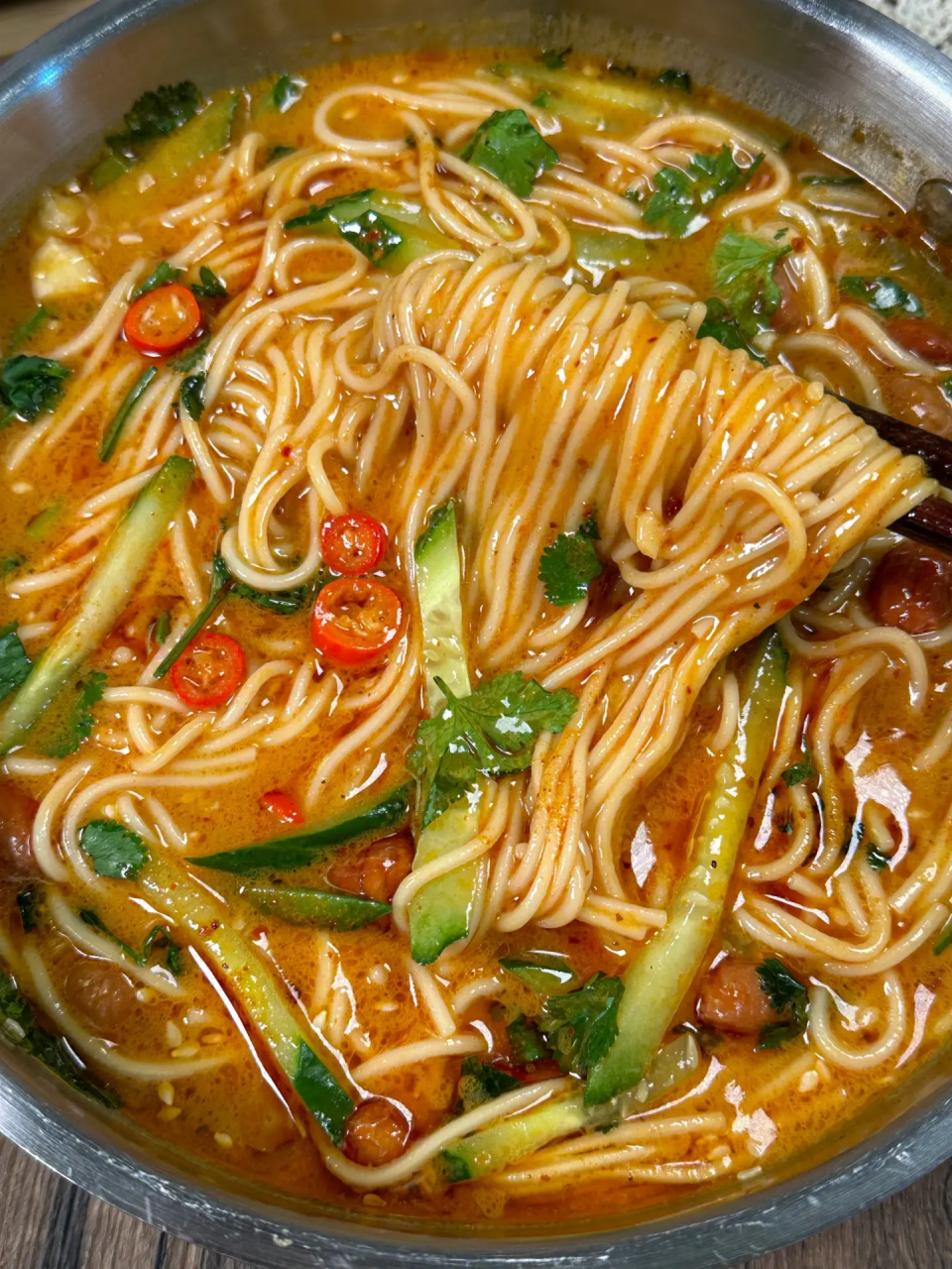 做法简单,喜欢的姐妹们快去做吧9393 准备食材: 面条,芝麻酱,黄瓜