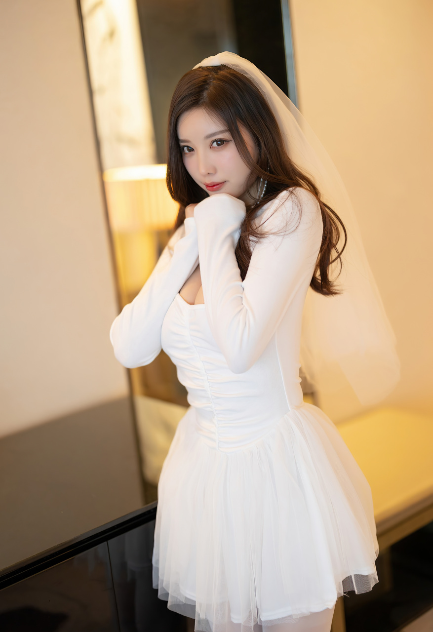 性感白色婚纱服饰搭配诱人白色丝袜,完美绝伦的身段一览无余,一颦一眸