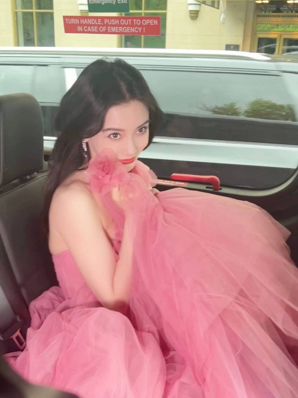 杨颖穿粉色花朵纱裙娇艳明媚  笑容灿烂姿态优雅!