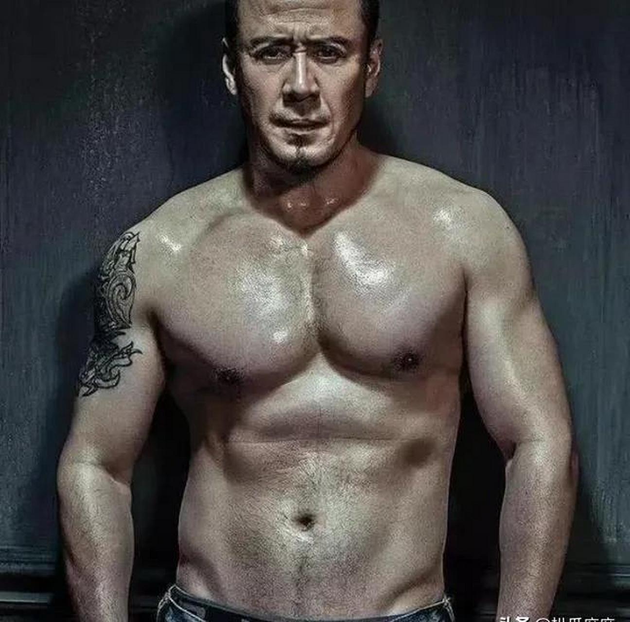 百家号星火计划# 48岁的杨坤晒出健身照,腹肌清晰可见,告别油腻大叔