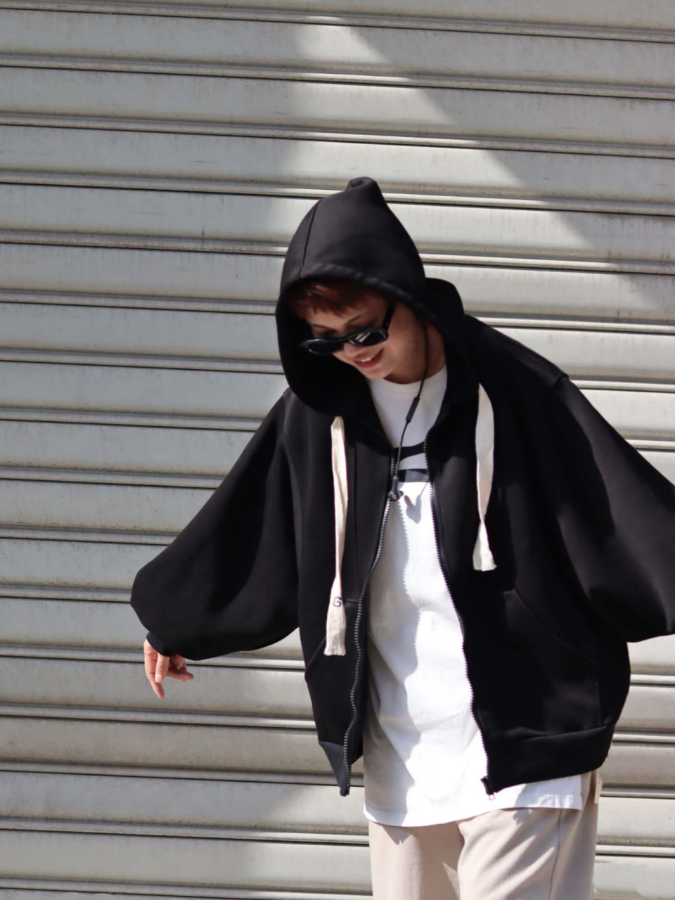 跟着池昌旭学拍照 当卷闸门遇到阳光 拍照出片天花板 今日ins风拍照